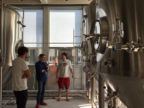Luc visite la brasserie avec Kouros et Romain pour mieux comprendre le matériel réel utilisé en phase de fermentation.